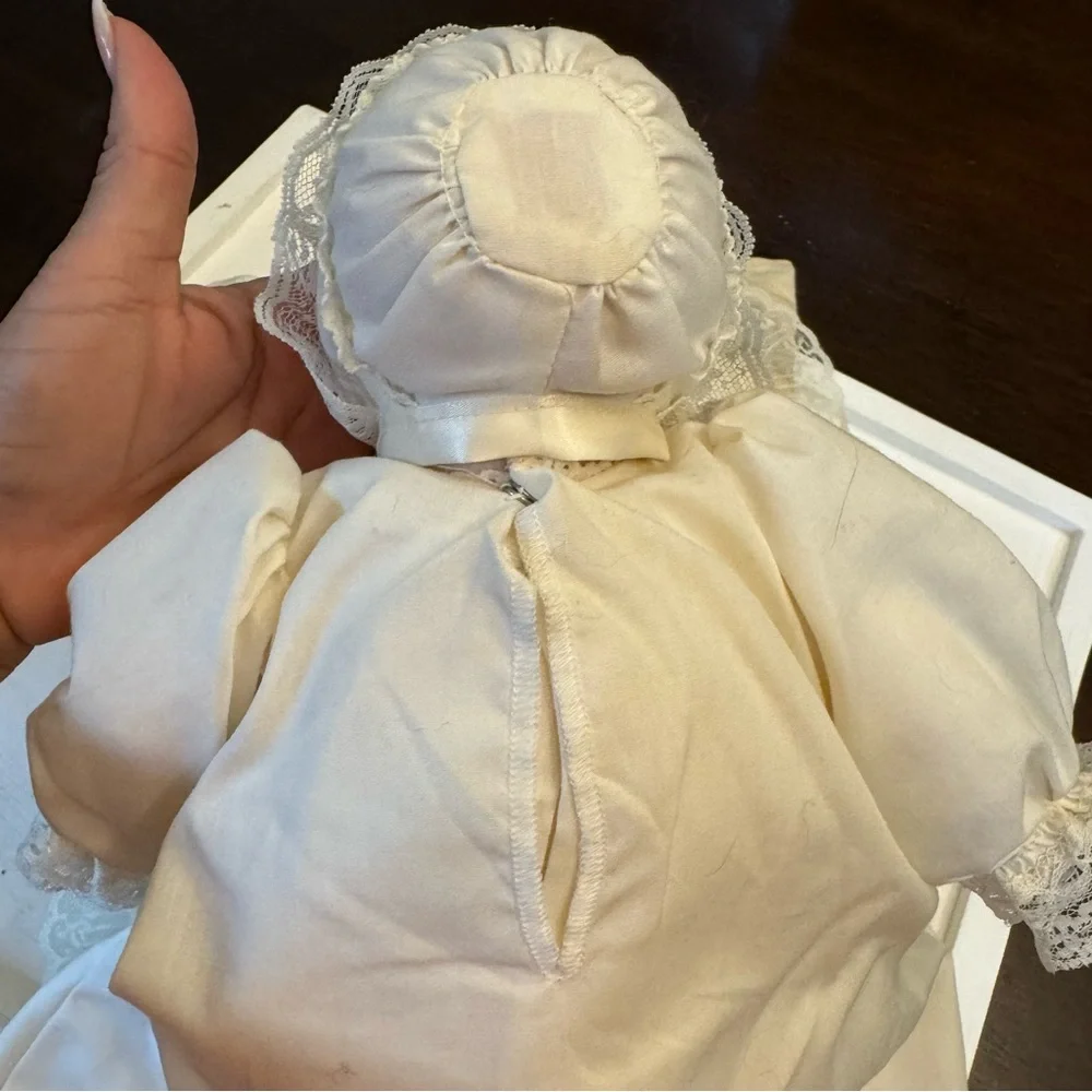 Marie Shay Beautiful Christening Porcelain Doll Full Gown 2 Pillows Vintage - Picture 8 of 16